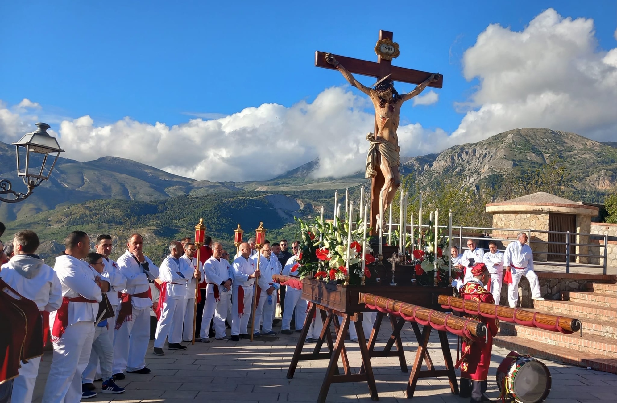 Edmondo Borgese- foto della predica durante la processione del crocifisso con i suoi portatori